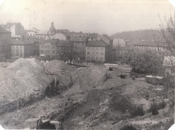 Prostor Bezovky po prokopání úpatí Vrchu sv. Kříže